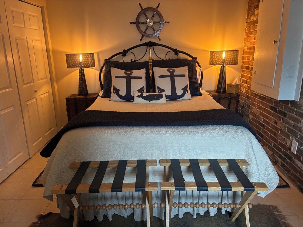 Riverbed, Romantic Waterfront Suite, Walk To Town<br><br> - Mystic, CT