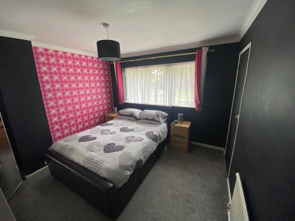 Your Home Near Gatwick Airport - Crawley