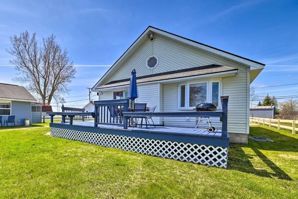 New! Lake House W/ A/c & Huge Deck!  Pet Friendly! - Houghton Lake, MI