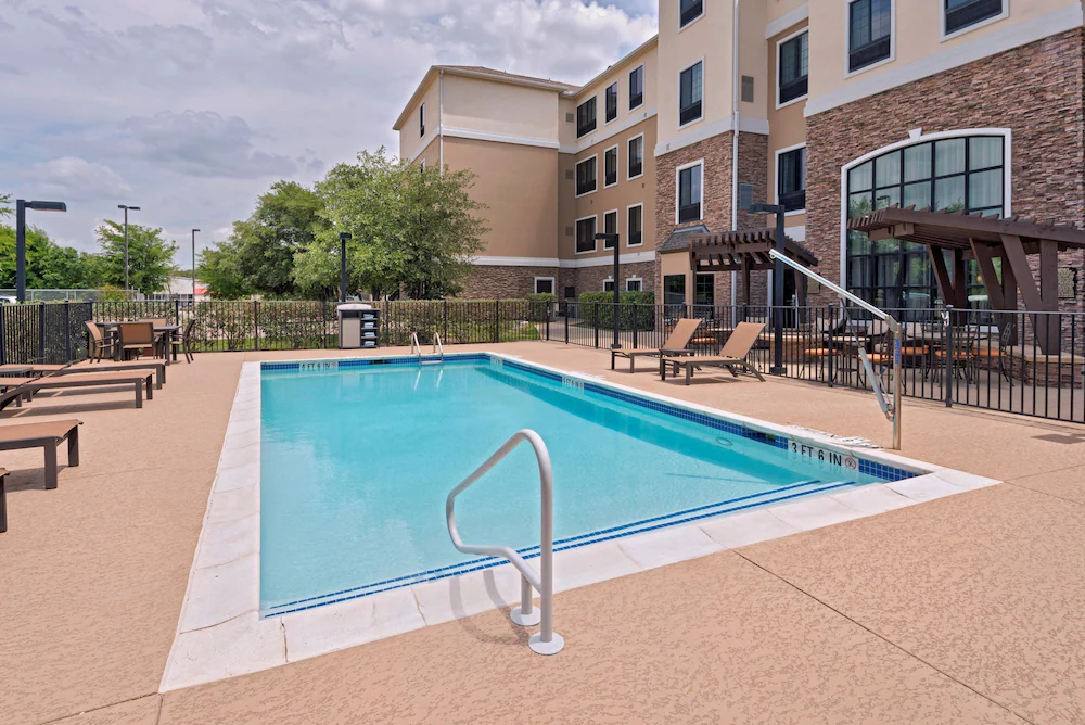 Suite With Air-conditioning, Outdoor Pool Access, Free Breakfast + More! - Austin, TX