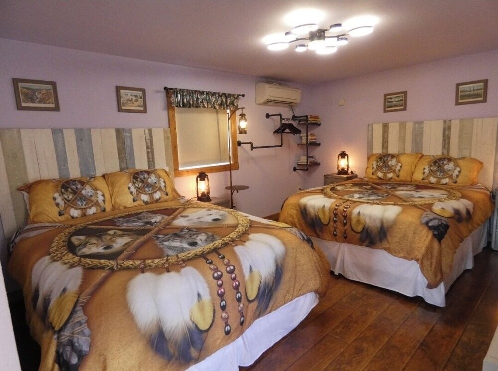 Yellowstone Two Bed Studio Just One Mile From Yellowstone's Main Entrance - West Yellowstone, MT