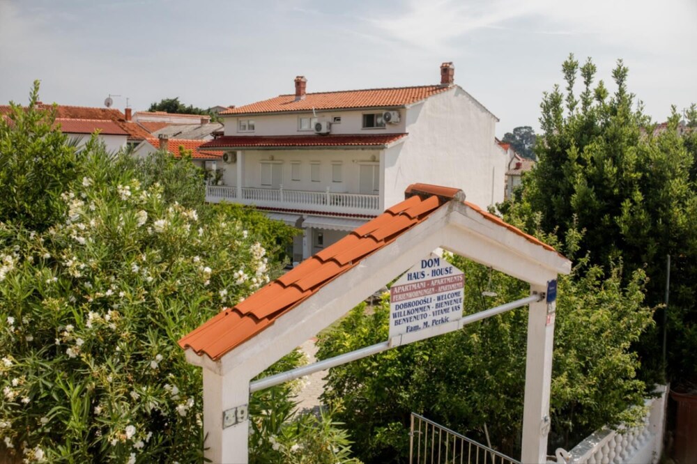 Apartment Daisy To 9 P. With 3 Terrace, - Rab