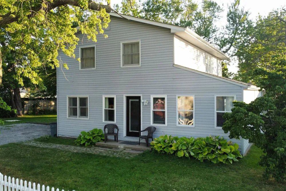 5 Bedroom Lakeside Home Sleeps 12 - Shared Lake Access, Large Yard, Central Air, Fire Pit, Horseshoes & More! - Geneva-on-the-Lake, OH