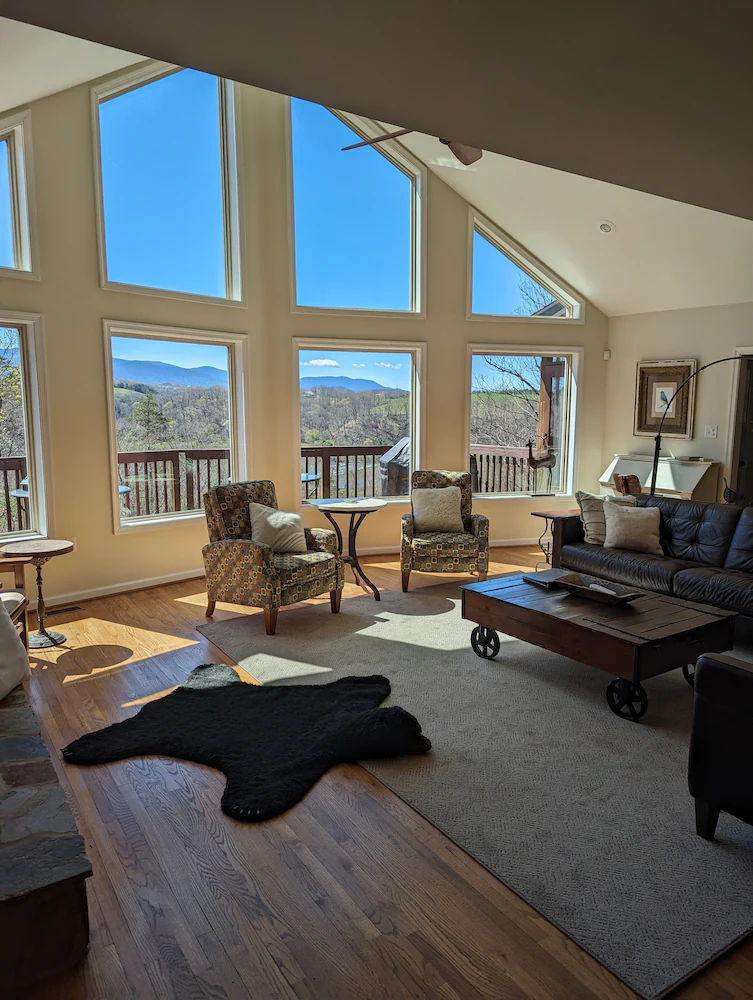 Dog Friendly Skyline Drive Retreat: 3 King Suites, Views & Firepit! 1pm Checkout - Front Royal, VA