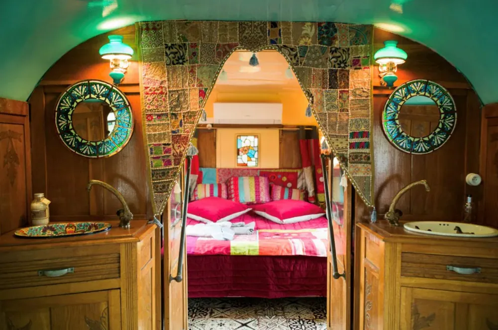 Magnificent Bohemian Caravan 1930 - Mézos