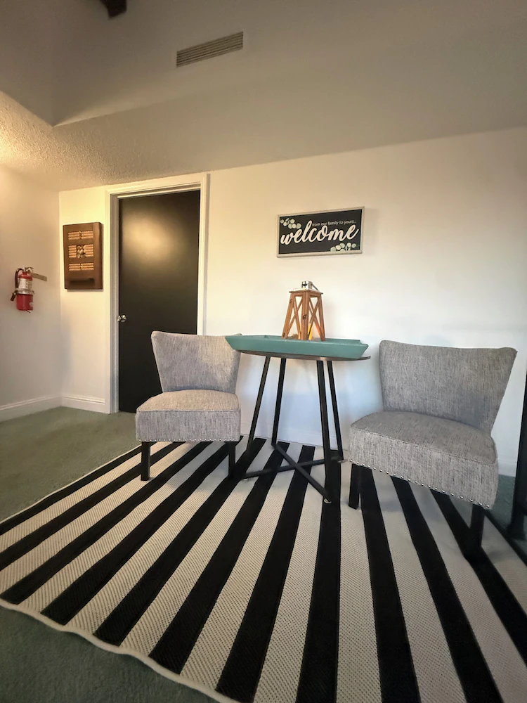 Downtown Retro Modern Flat, 3 Blocks From The Beach! - Crescent City, CA