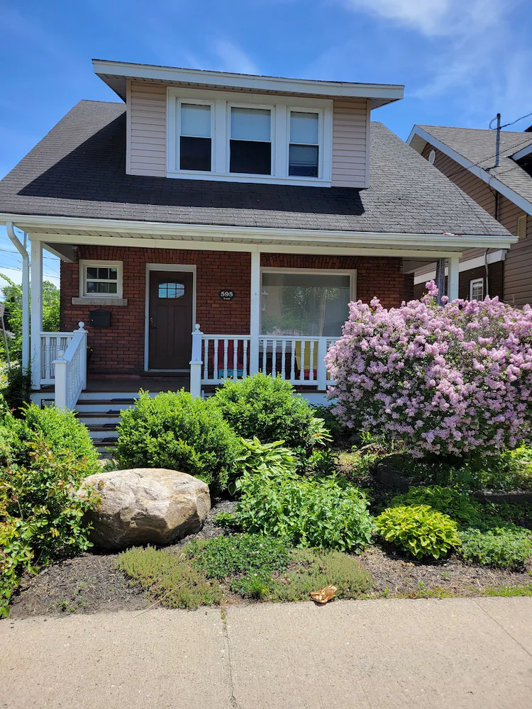 Charming Historic Home W/ Parking, Walk To Downtown, Waterfront, Shops & More. - North Bay