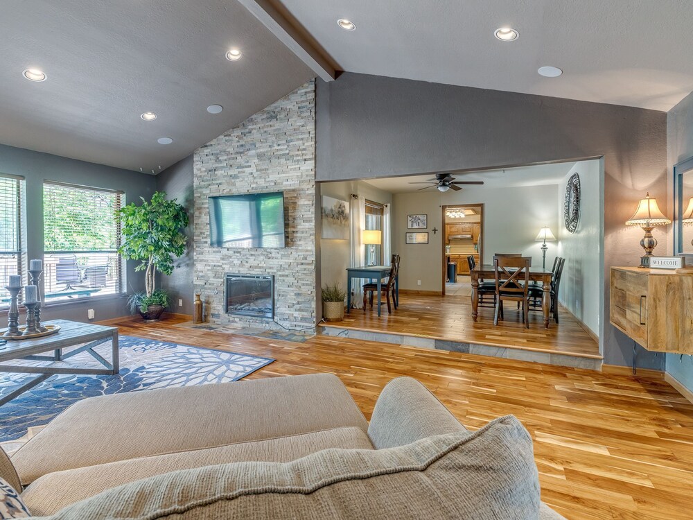 Quiet, Spacious Home With Large Deck In Secluded Forest Oaks In Central Edmond . - Edmond, OK