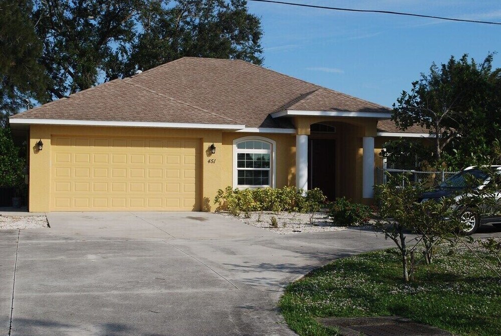 Tropical Family Home With Private Pool - Venice, FL