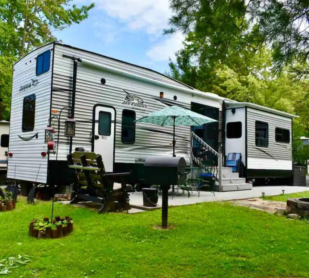 Cozy \"Glamper\" Tucked Inside The Great Smoky Mountain National Park - Tennessee