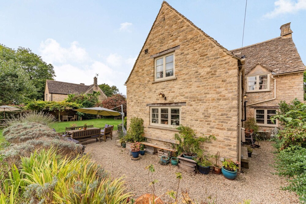 An Impressive Five Bedroom Country Home In The Heart Of The Cotswolds - Barnsley Cottage - Bibury