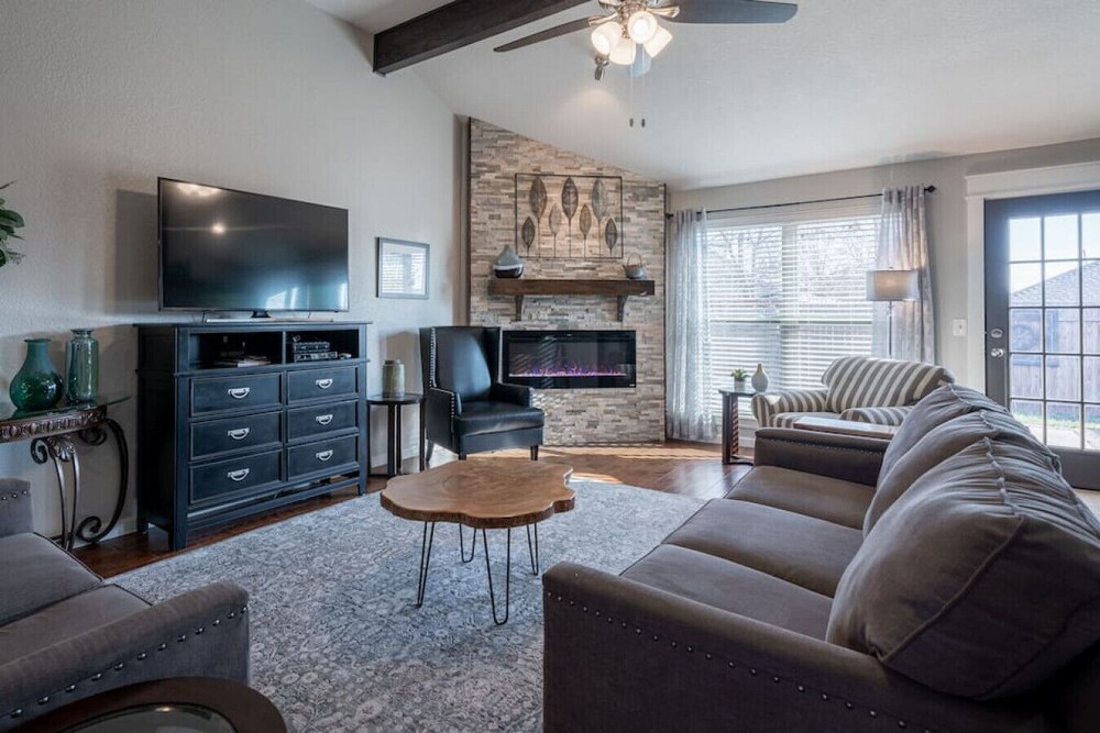 Fox Hunt · Modern, Updated Home · Pet-friendly - Edmond, OK