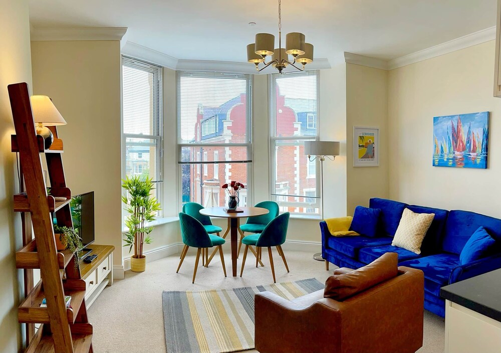 Stylish Apartment With Free Parking, Lift & Views - Scarborough