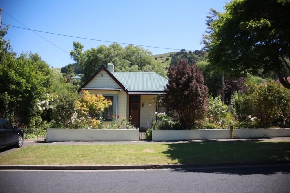 Charming Villa On Tree-lined Street - Dunedin
