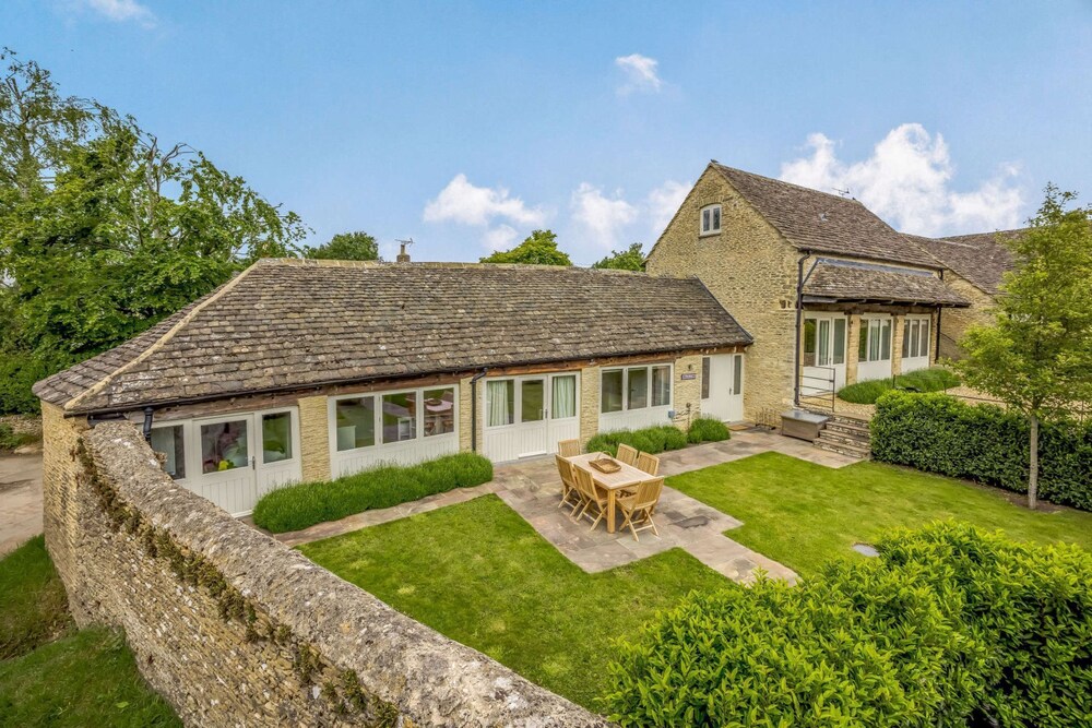 Grade Ii Listed Three Bedroom Holiday Home In The Cotswolds - The Byre - Bibury