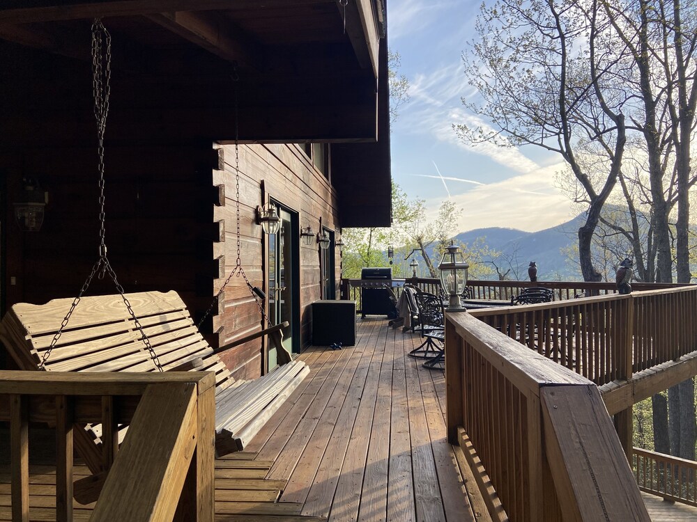 Charming Mountain View Cabin, Rumbling Bald, Lake Lure - Lake Lure, NC