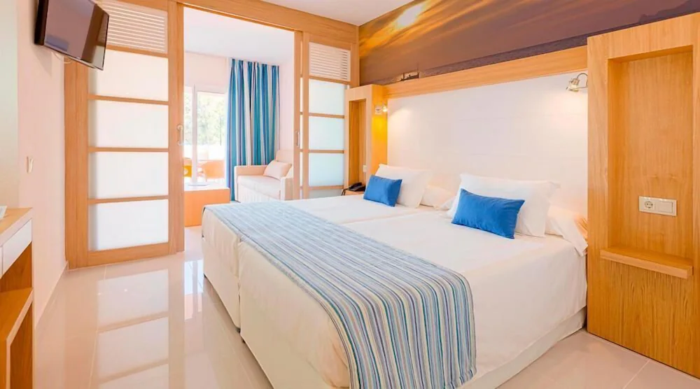 Sirenis Seaview Country Club exterior
