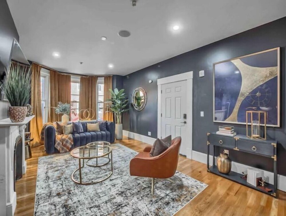 Lovely 2 Bedroom Condo 5 Mins From Downtown - Boston, MA