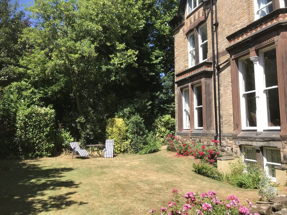 2 Bedroom Apartment With Garden Close To Lark Lane And City Centre - Liverpool