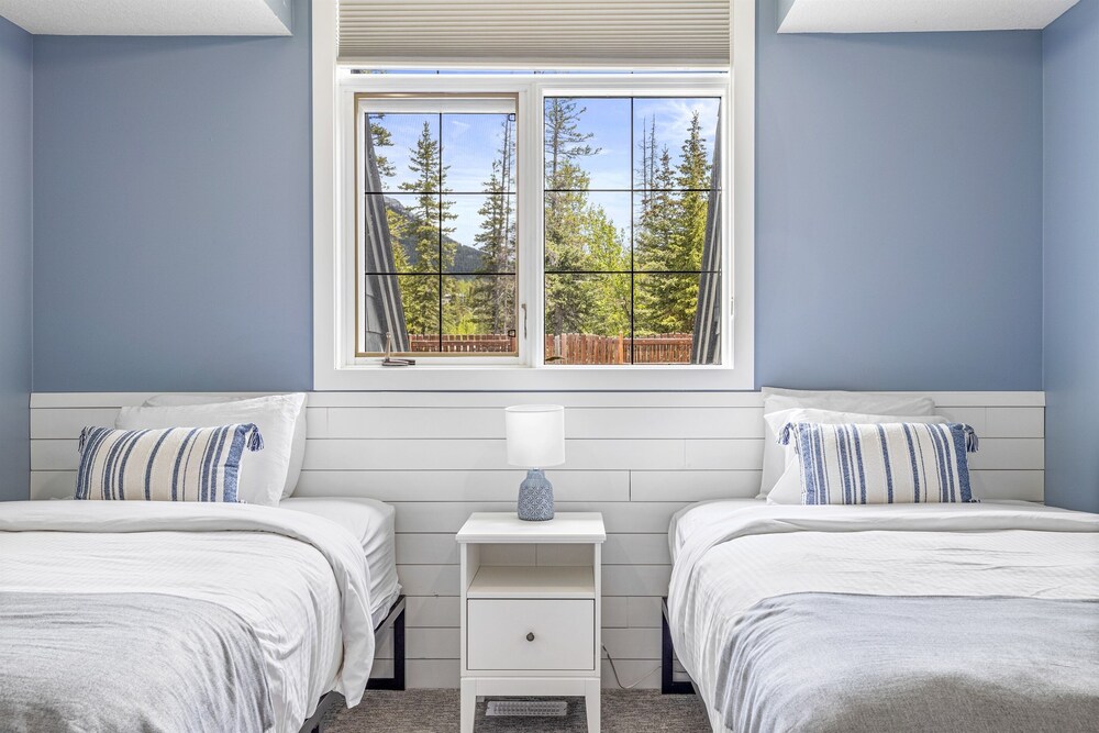 Relaxing Chalet - Heated Pool & Hot Tub - Pet Friendly - Canmore