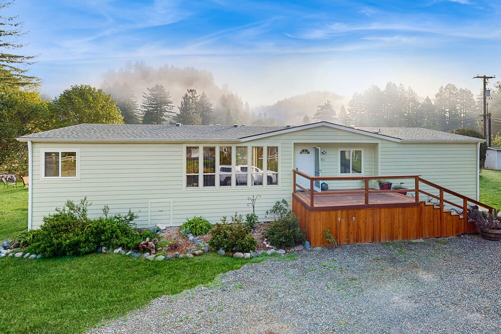 Riverfront Getaway With Firepit, Deck, Fireplace, Full Kitchen, W/d, & Wifi - Crescent City, CA