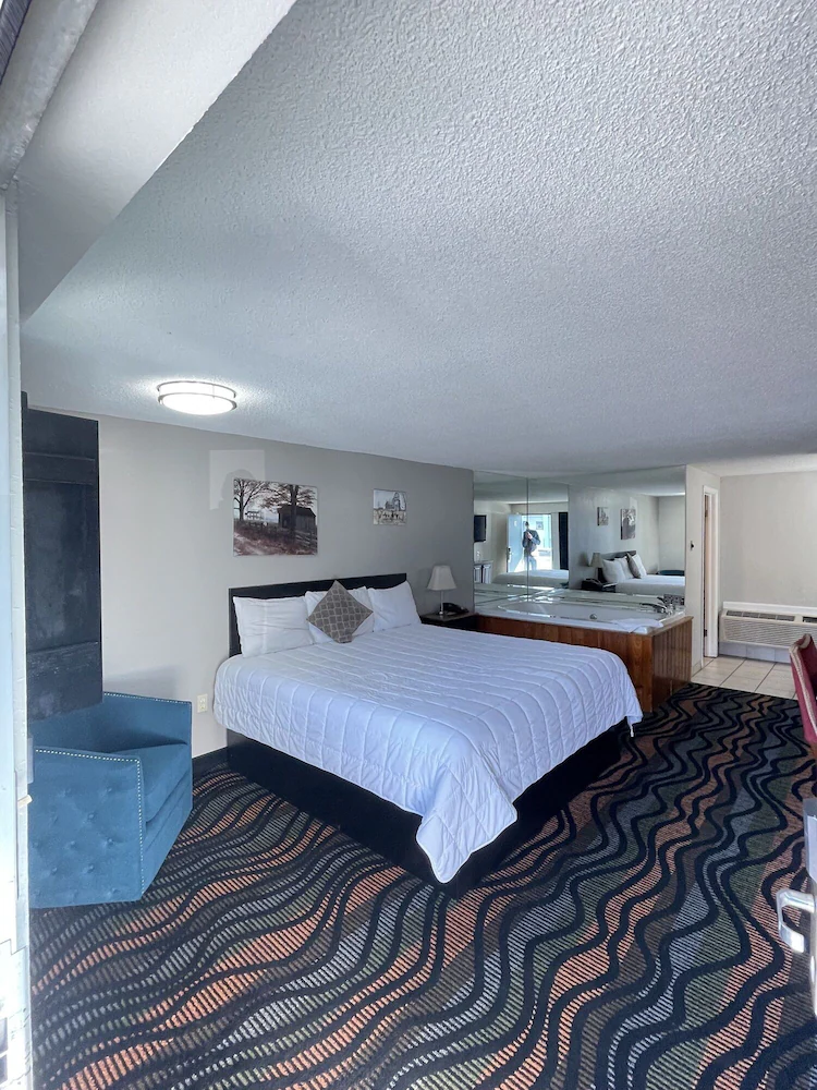 King Room With Jacuzzi - Gatlinburg, TN