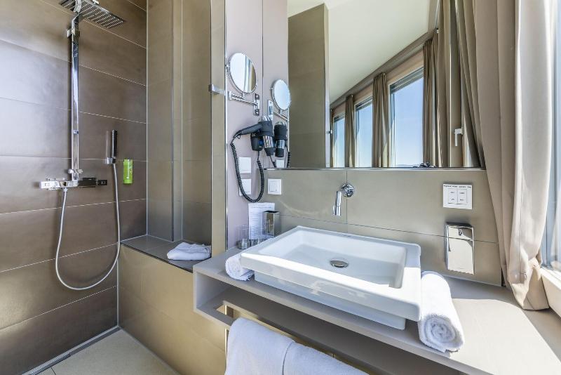 Double Suite full double bed