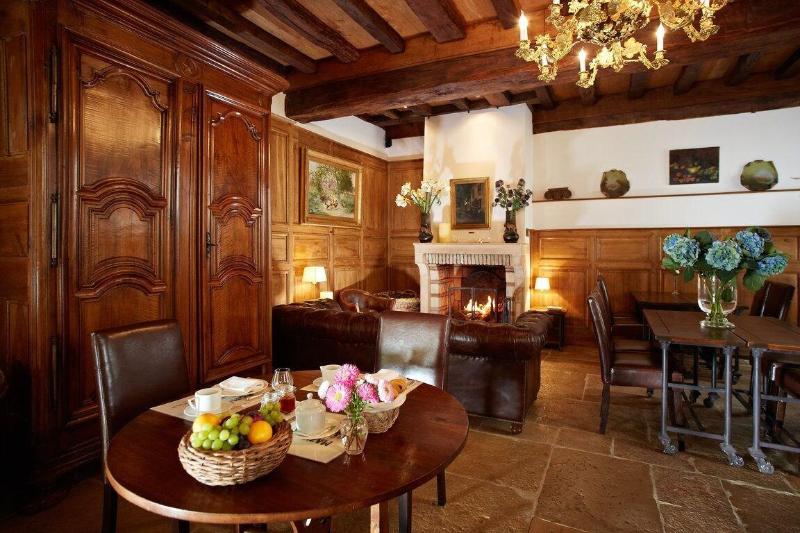 Deluxe Double Suite with courtyard view full double bed