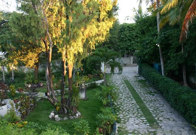 1 Bedroom Standard Quadruple Family room with garden view