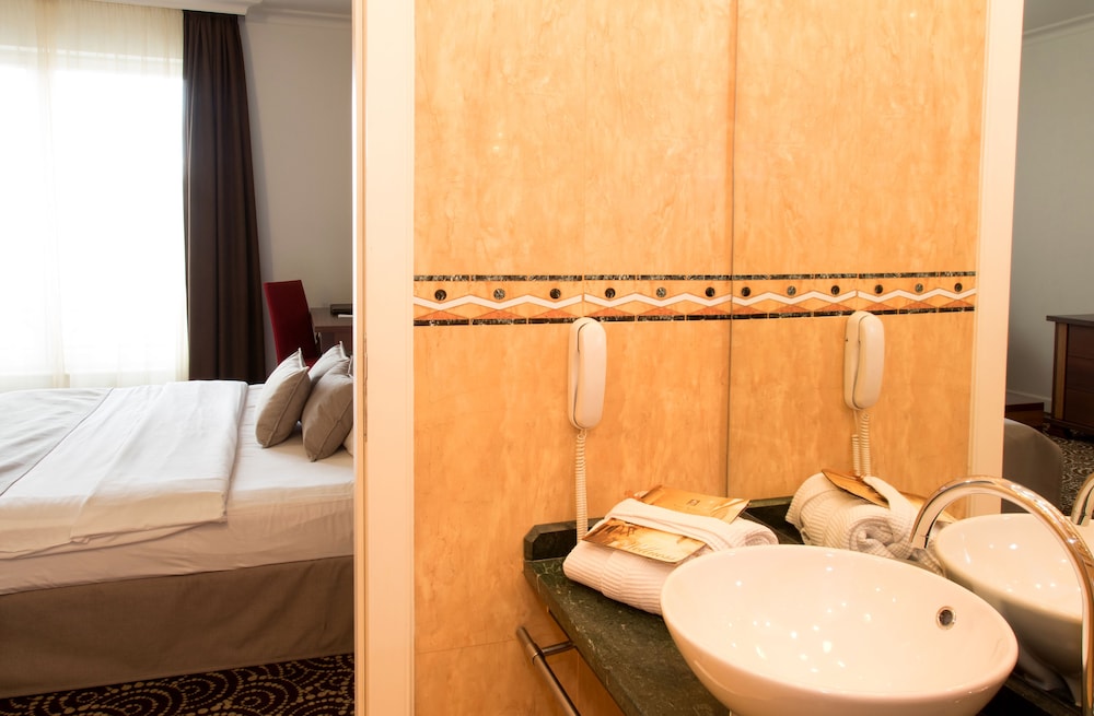 Business Double Suite full double bed