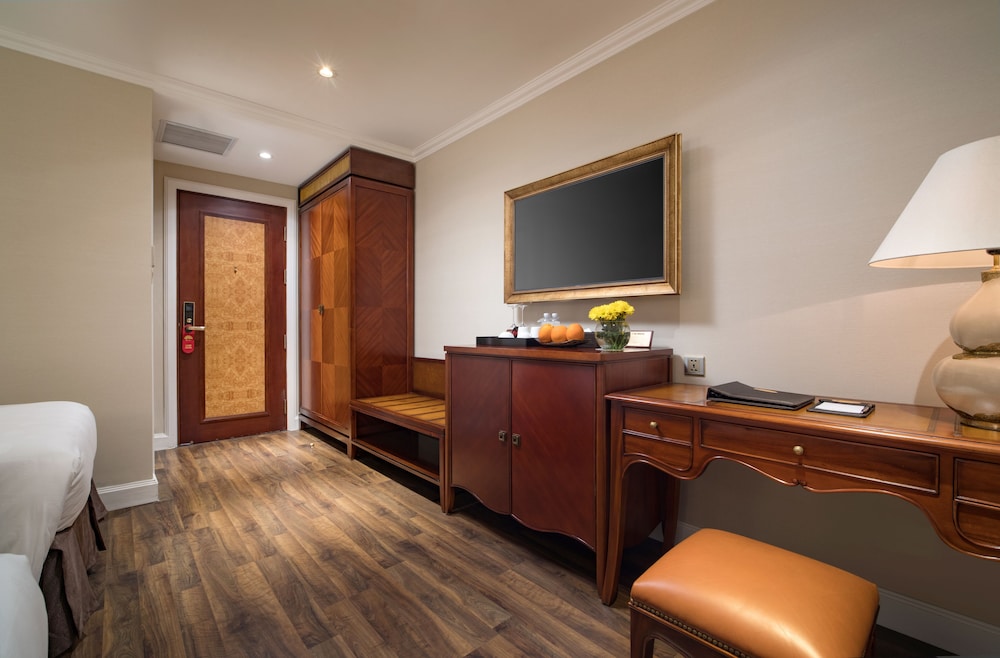 Double Junior Suite with lake view full double bed