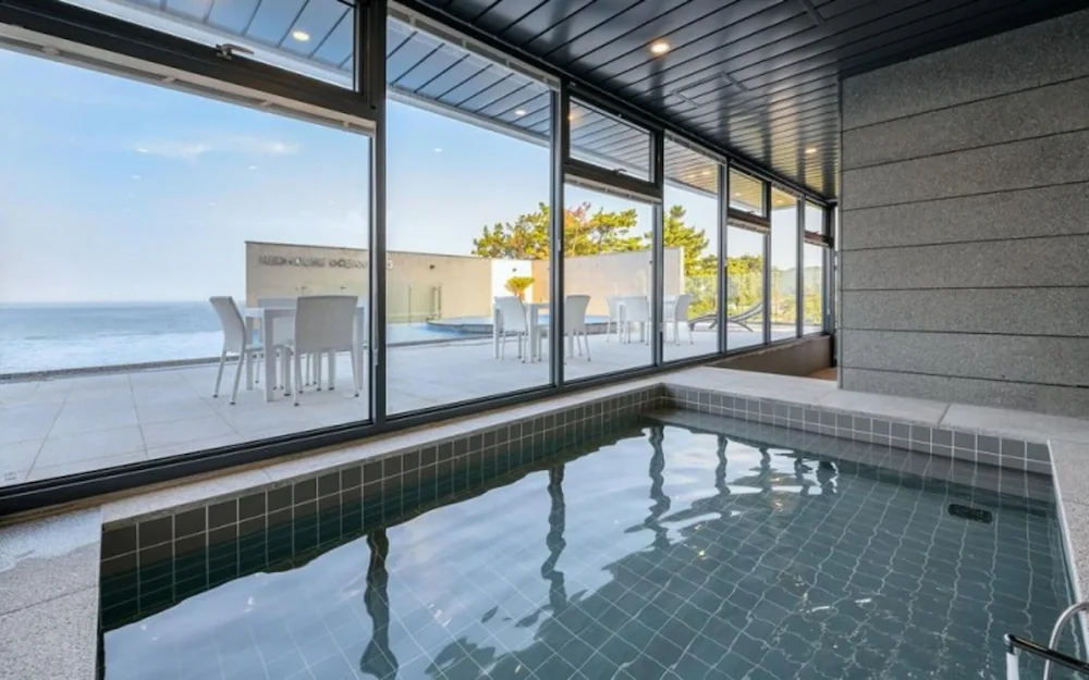 Standard Double room with ocean view full double bed