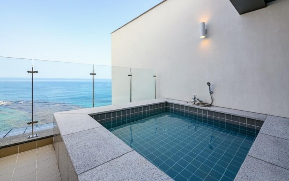 Quadruple Suite with ocean view twin beds
