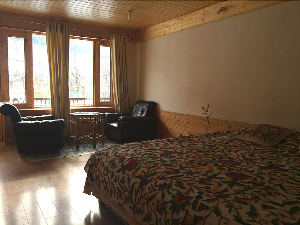 Deluxe Double room with balcony full double bed