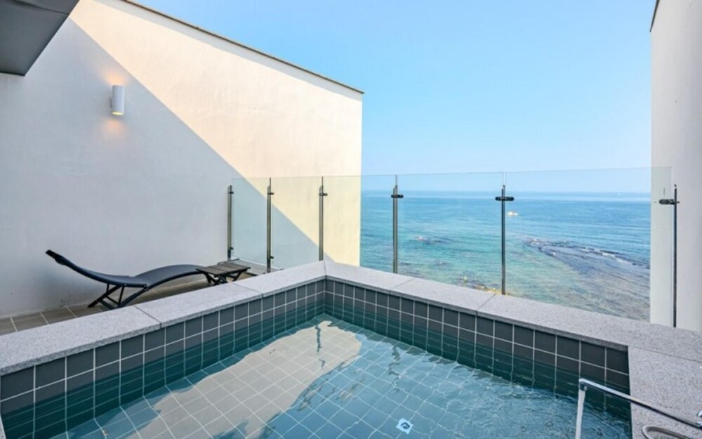 Standard Quadruple Family room with ocean view twin beds
