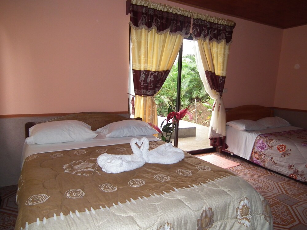 Standard Quadruple room with garden view twin beds