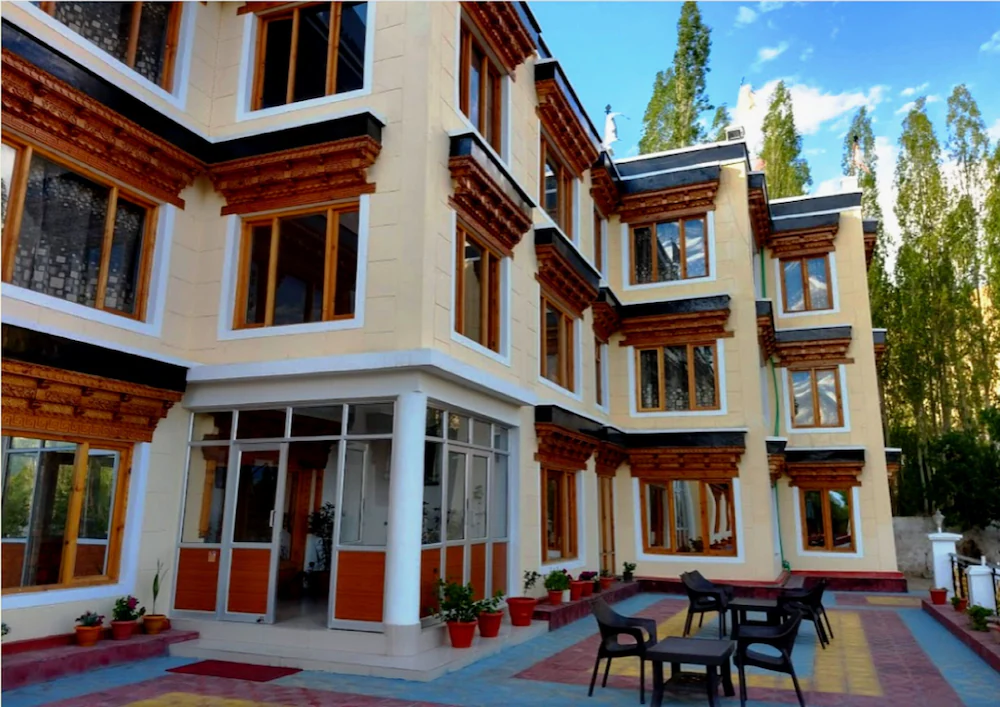 Hotel Khakshal Chubi exterior