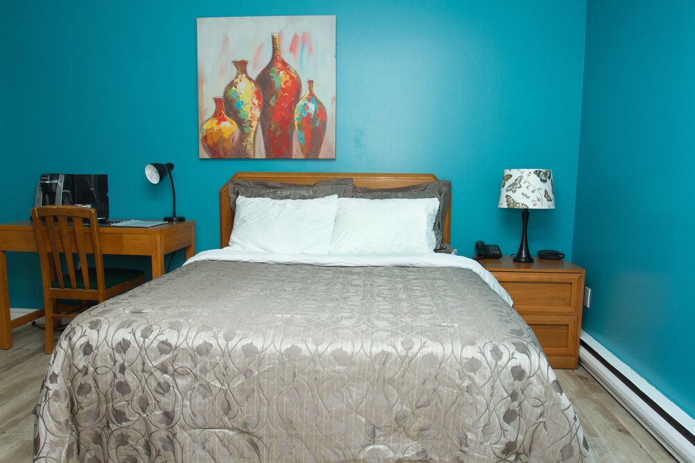 Standard Double Suite full double bed