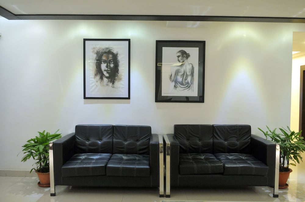 Hotel Relax Inn by OYO exterior