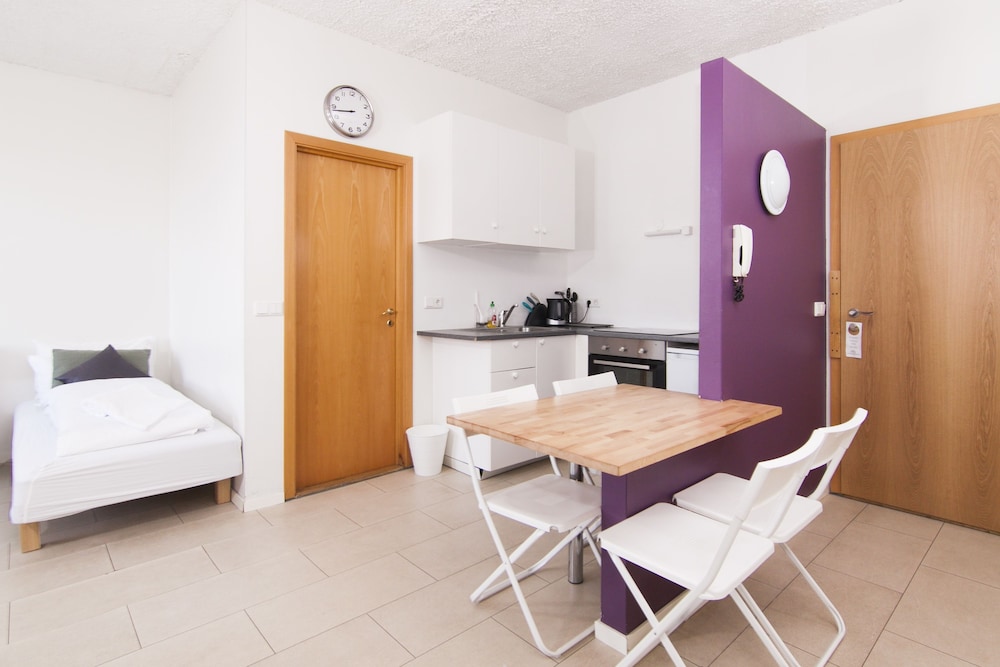 1 Bedroom Double Apartment full double bed