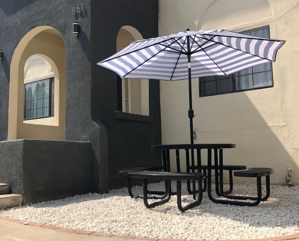 8th & Ardmore Hostel exterior