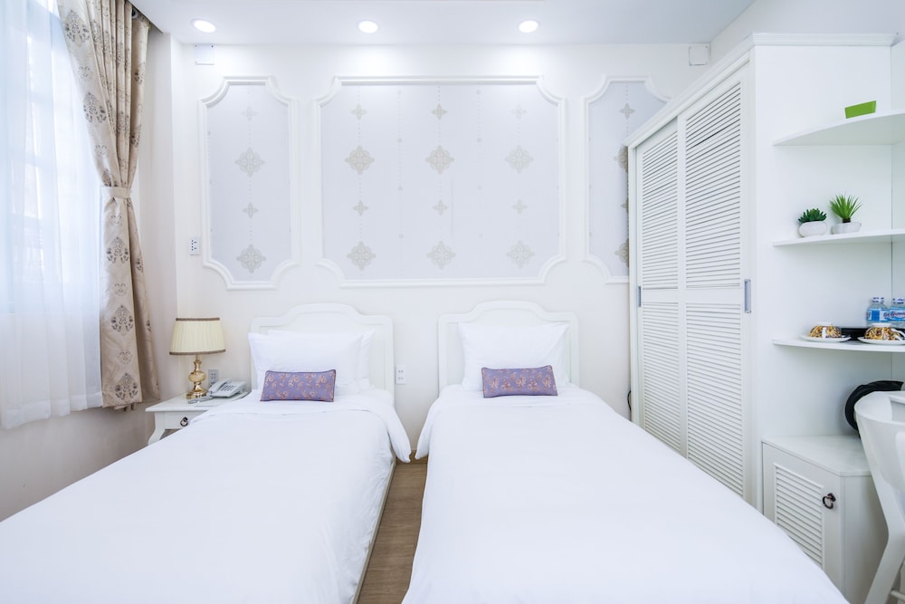 Deluxe Double room with city view full double bed