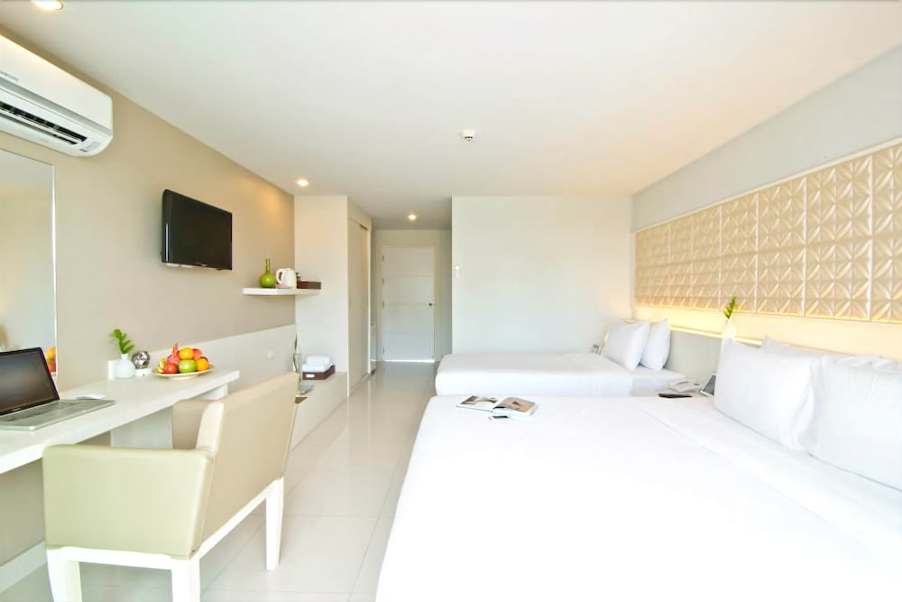 Deluxe Double room with balcony full double bed