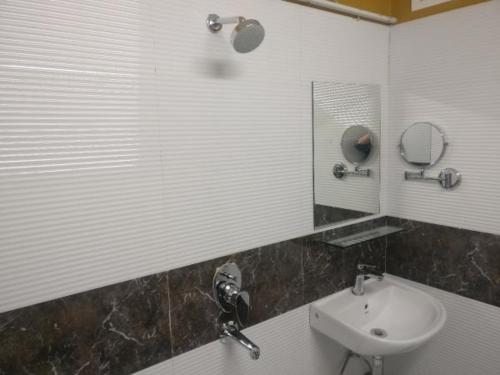 Double Suite full double bed
