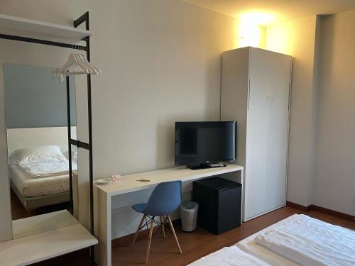 Standard Double room with lake view full double bed