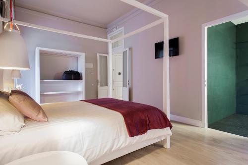 Double Suite with balcony and with city view full double bed