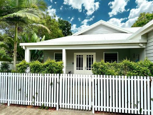 Bamboo Villa - Edge Hill Cairns Luxury Pet Friendly Sleeps 3 - Cairns