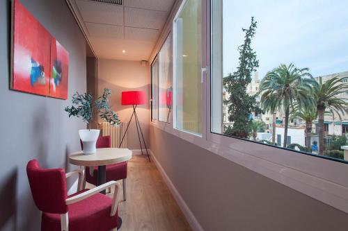 Deluxe Single room with balcony full double bed