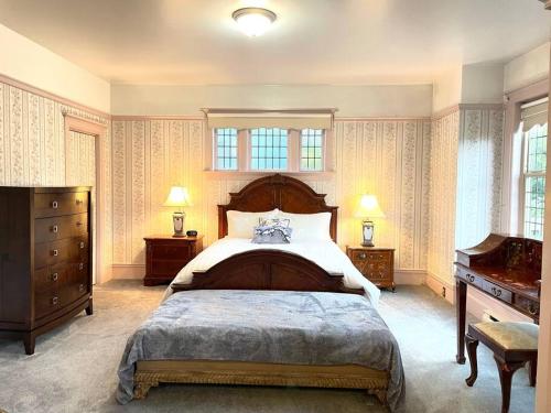 Parlor Suite In Heritage Manor Fairfield Near Dt - Victoria