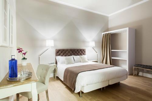 Double Suite full double bed